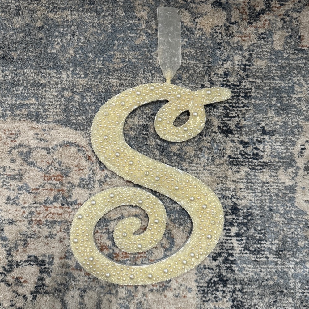 Pearl Hanging Wall Letter